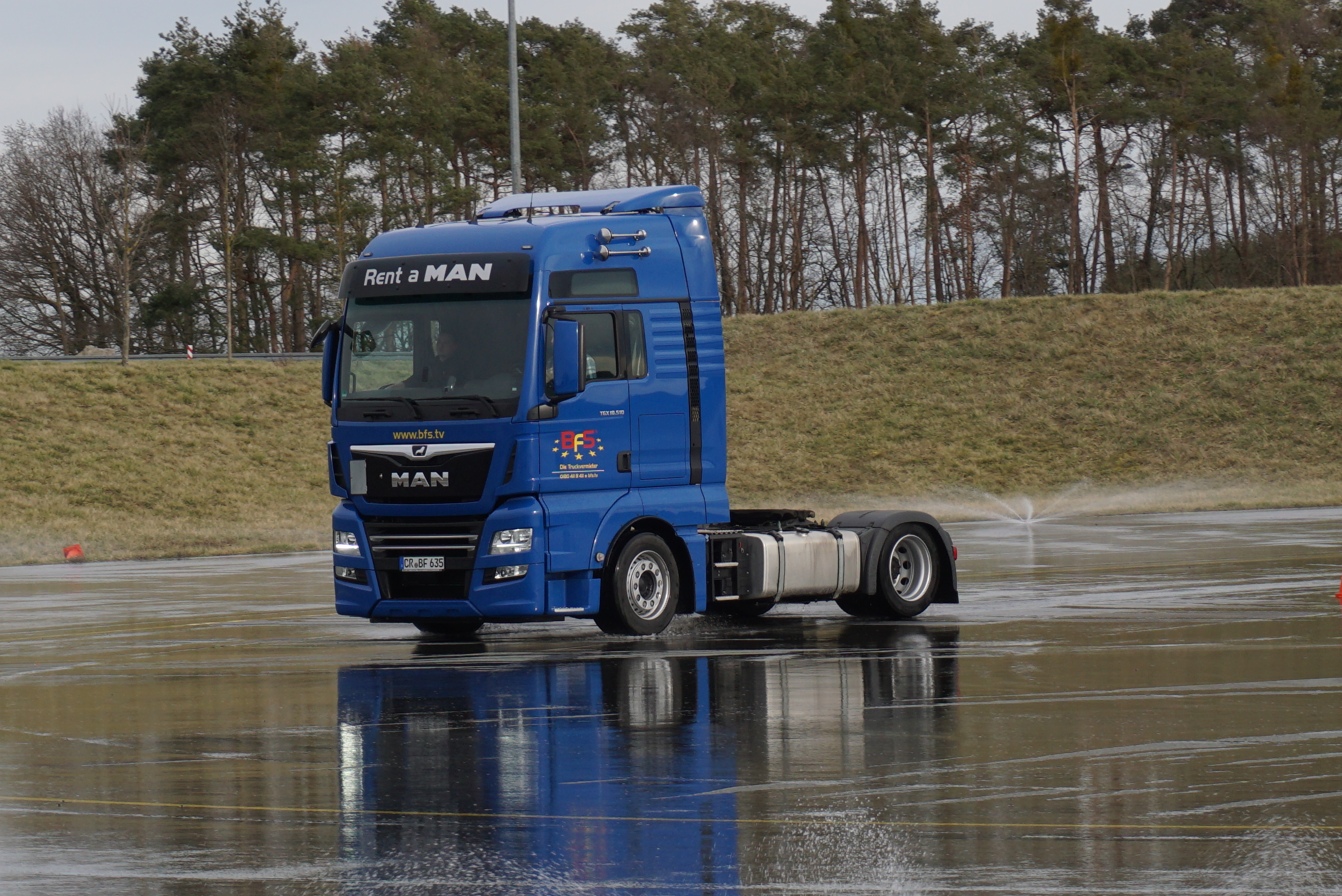 Der MAN TGX im Einsatz: Wir reagiert man wenn das Fahrzeug in der Kurve auf Glatteis ausbricht?